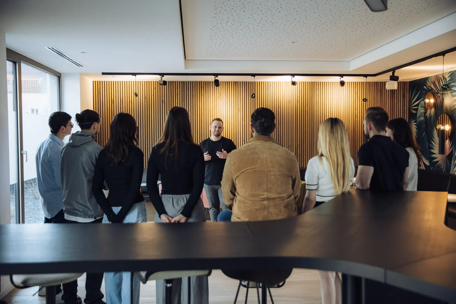 Das Team von Wöhler & Partner im Büro in Grünwald